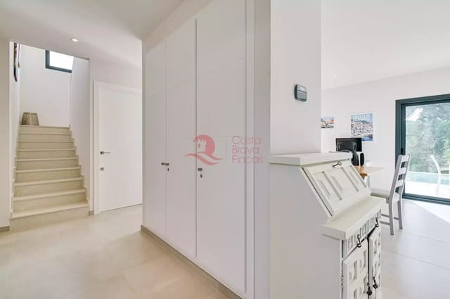 4 soveværelse Villa til salg i Santa Cristina d'Aro med swimmingpool garage - € 599.000 (Ref: 9599360)