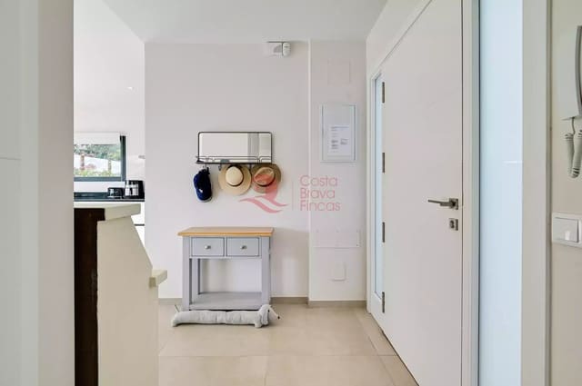 4 soveværelse Villa til salg i Santa Cristina d'Aro med swimmingpool garage - € 599.000 (Ref: 9599360)