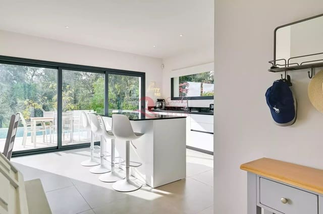 4 soveværelse Villa til salg i Santa Cristina d'Aro med swimmingpool garage - € 599.000 (Ref: 9599360)