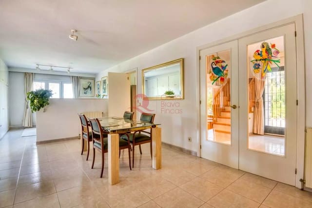 3 slaapkamer Villa te koop in Santa Cristina d'Aro met zwembad garage - € 785.000 (Ref: 9822432)