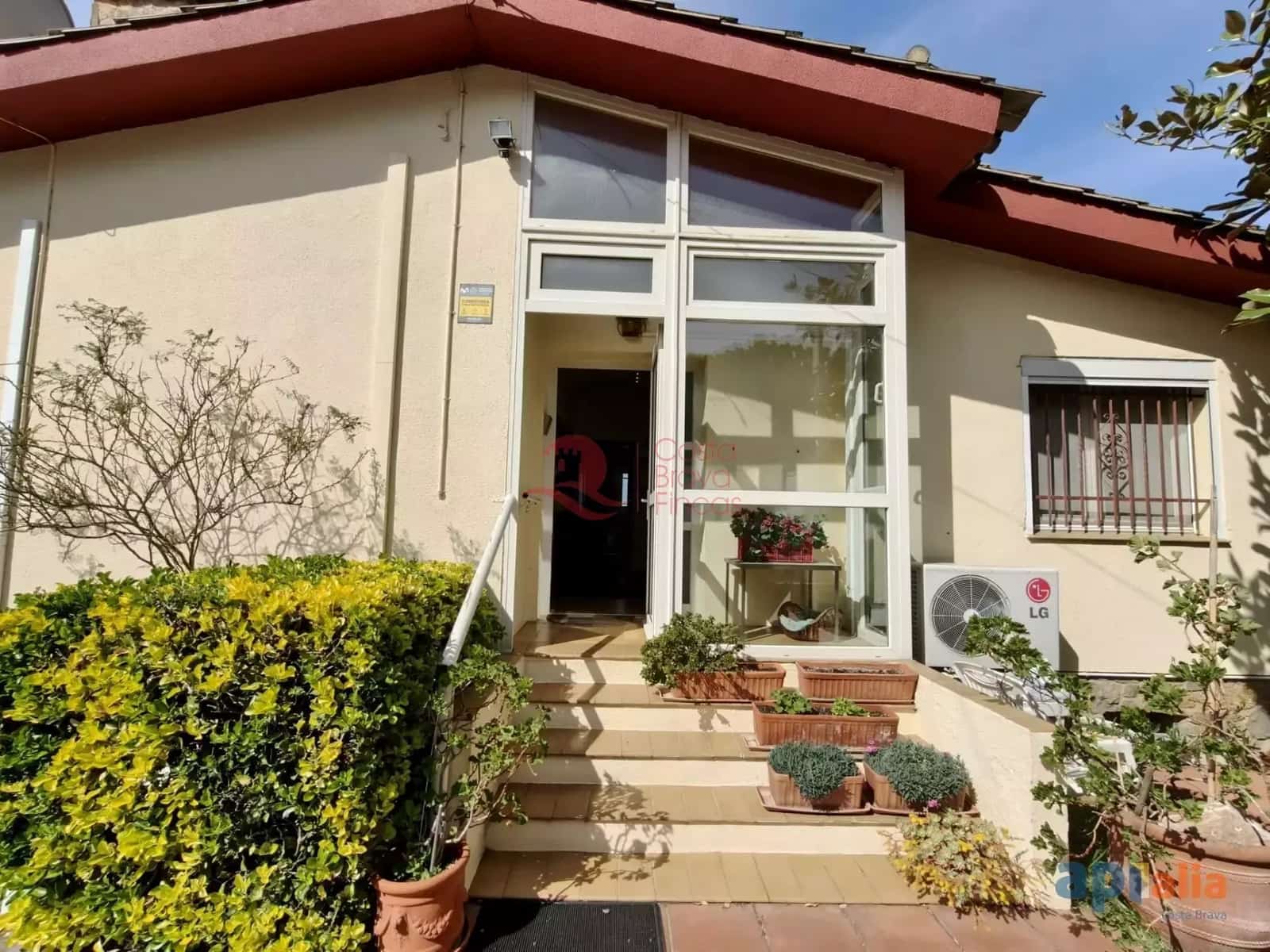 3 bedroom Villa for sale in Sant Antoni de Calonge with garage - € 565,000 (Ref: 9822433)
