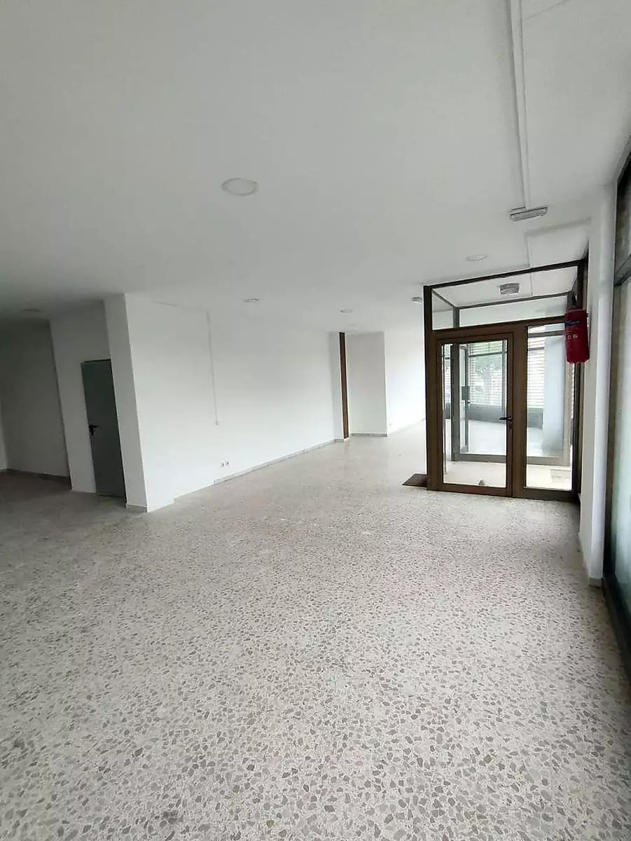 Erhverv til salg i La Bisbal d'Emporda med garage - € 120.000 (Ref: 9930380)