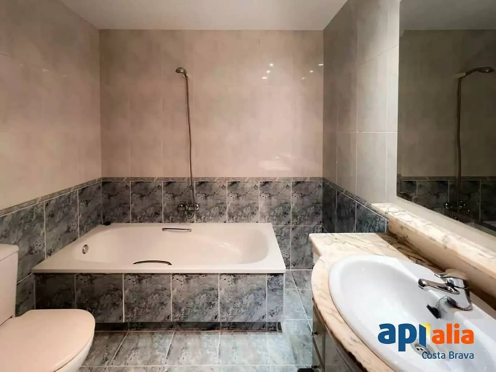 3 bedroom Apartment for sale in Sant Feliu de Guixols with garage - € 395,000 (Ref: 9998783)