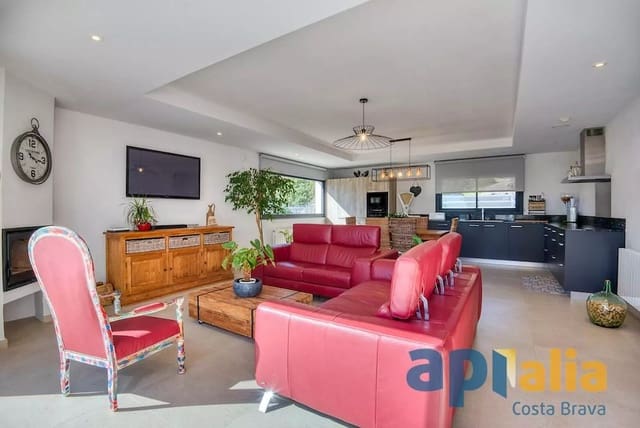 4 makuuhuone Huvila myytävänä paikassa Castell d'Aro, Castell-Platja d'Aro mukana uima-altaan 
autotalli - 778 000 € (Ref: 9999601)