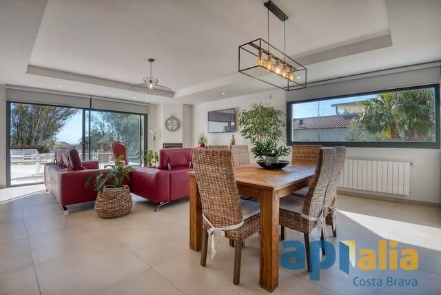 4 makuuhuone Huvila myytävänä paikassa Castell d'Aro, Castell-Platja d'Aro mukana uima-altaan 
autotalli - 778 000 € (Ref: 9999601)