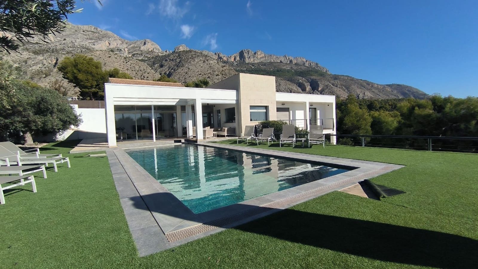 5 bedroom Villa for sale in Altea with pool garage - € 1,100,000 (Ref: 7957188)