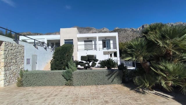 5 bedroom Villa for sale in Altea with pool garage - € 1,100,000 (Ref: 7957188)