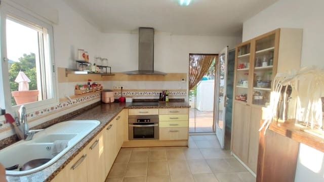 Chalet de 4 habitaciones en La Nucia en venta con piscina garaje - 349.000 € (Ref: 8546698)