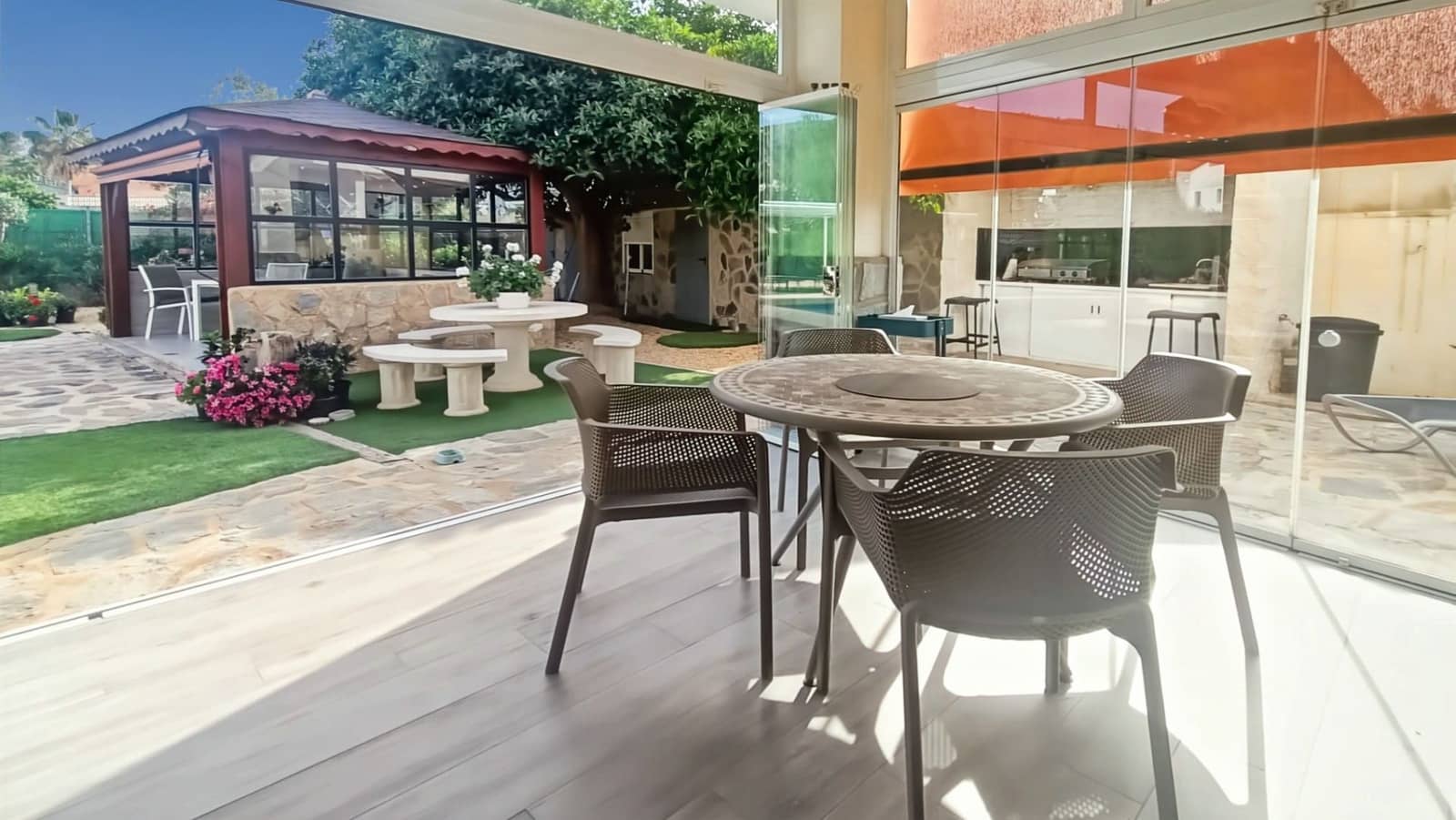 6 bedroom Villa for sale in Albir with pool garage - € 1,100,000 (Ref: 9019772)