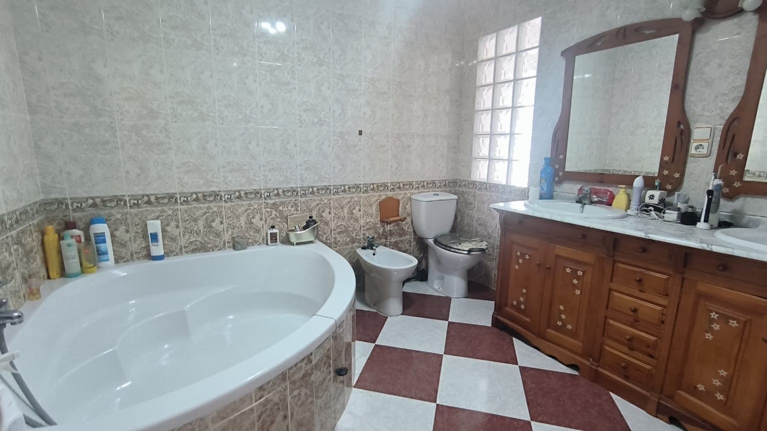 4 bedroom Villa for sale in Alfaz del Pi / L'Alfas del Pi - € 360,000 (Ref: 9097852)