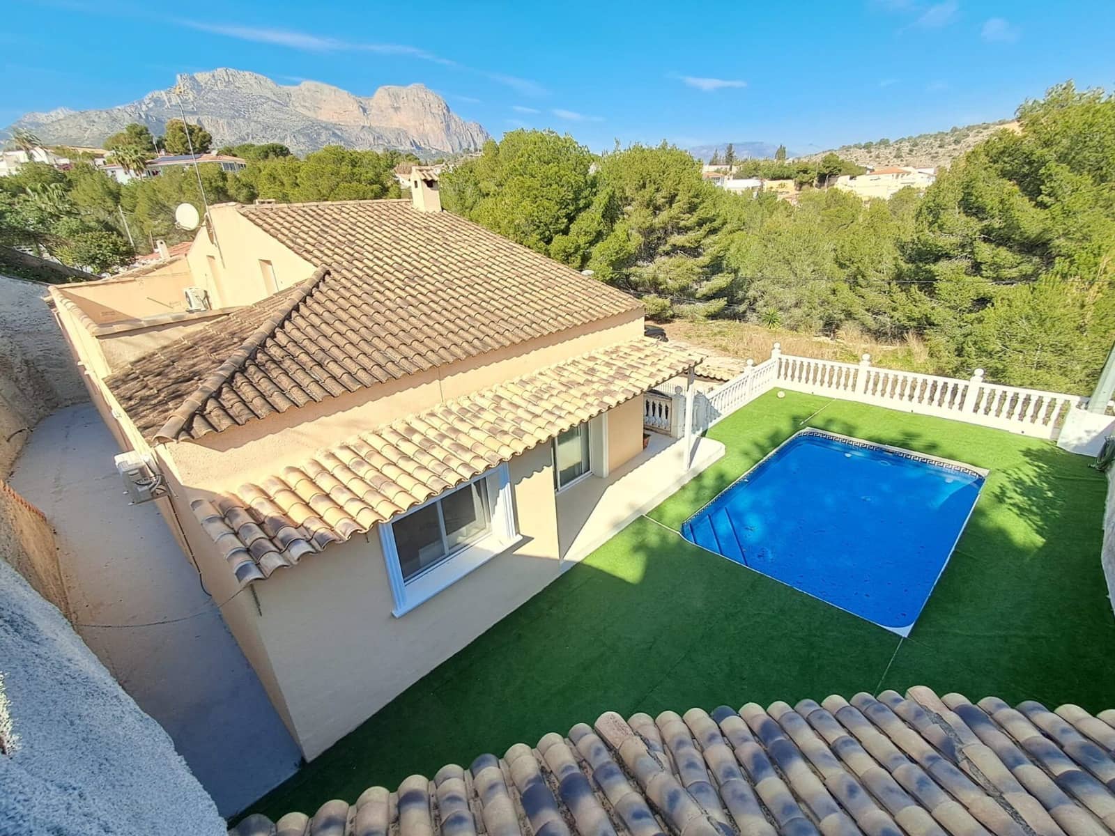 Chalet de 5 habitaciones en La Nucia en venta con piscina garaje - 440.000 € (Ref: 9159240)