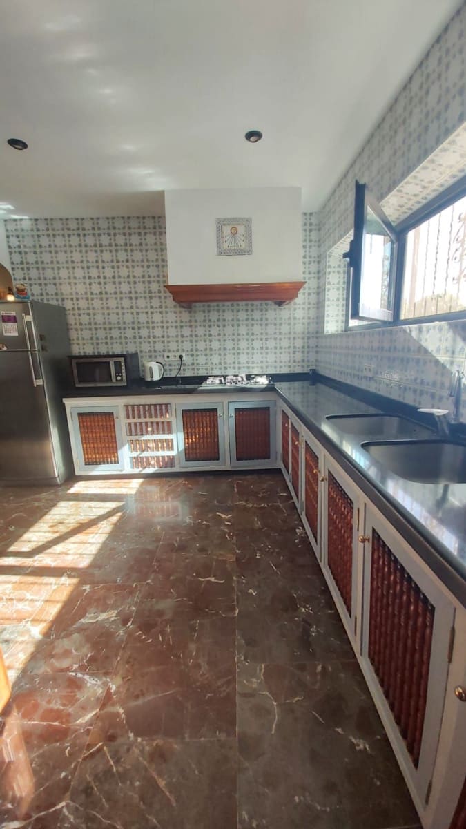 3 bedroom Villa for sale in Guadalest with garage - € 530,000 (Ref: 9402850)