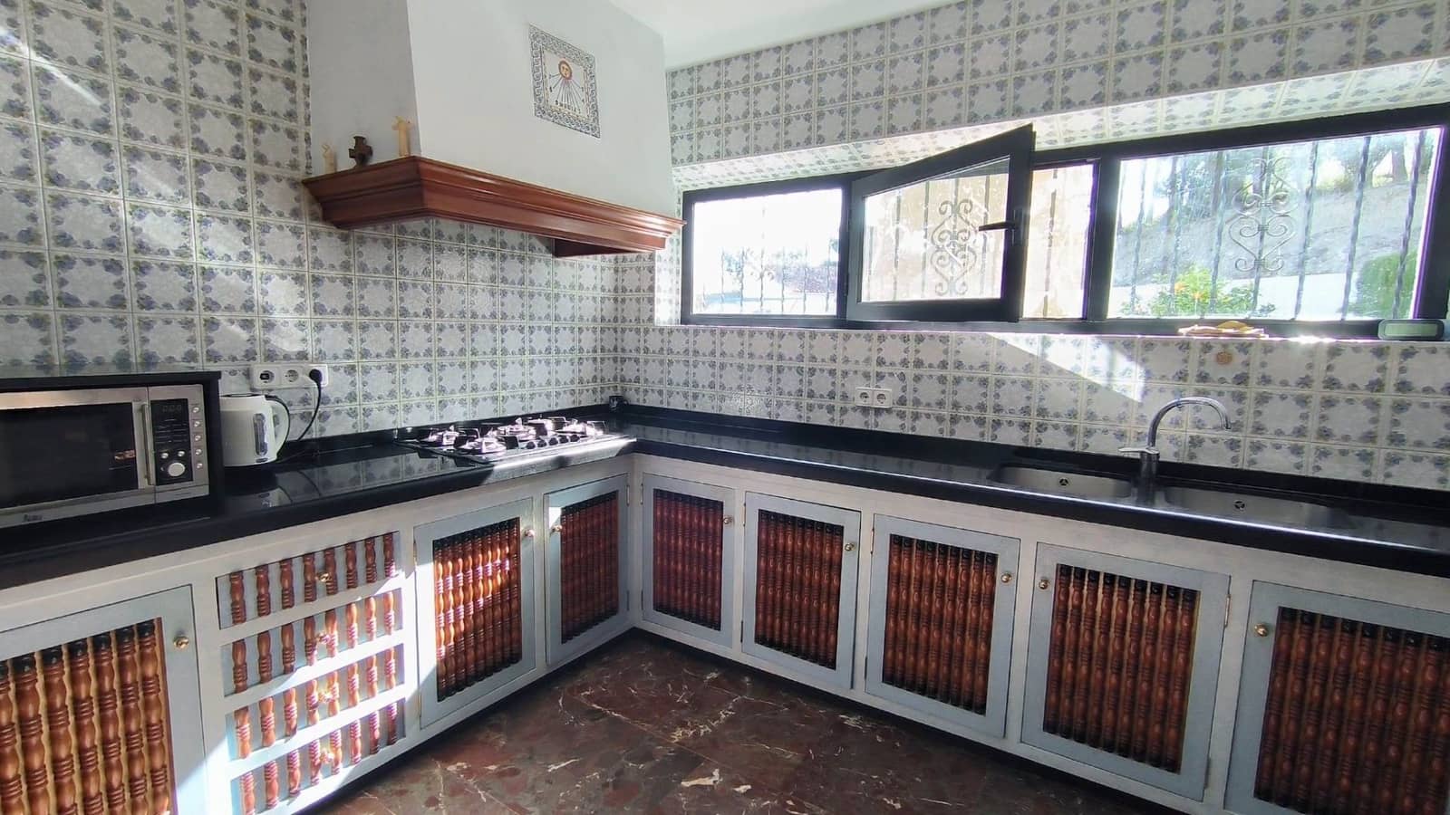 3 bedroom Villa for sale in Guadalest with garage - € 530,000 (Ref: 9402850)