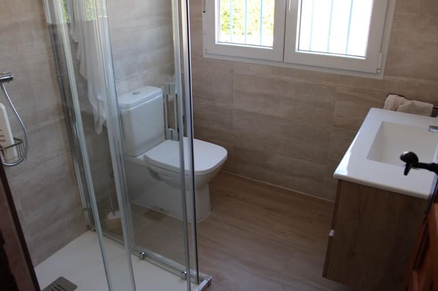 3 makuuhuone Huvila vuokrattavana paikassa Oliva mukana 
autotalli - 950 € (Ref: 8293484)