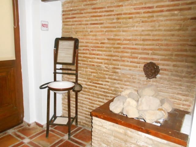 7 bedroom Hotel for sale in Oliva - € 299,000 (Ref: 8327747)