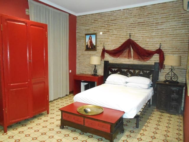 7 bedroom Hotel for sale in Oliva - € 299,000 (Ref: 8327747)