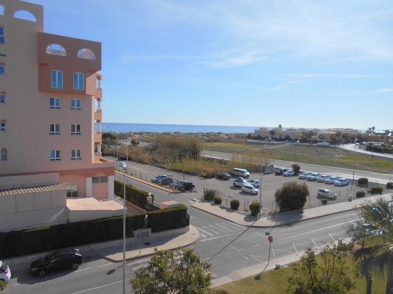 2 makuuhuone Kattohuoneisto vuokrattavana paikassa Oliva mukana uima-altaan 
autotalli - 800 € (Ref: 8626978)