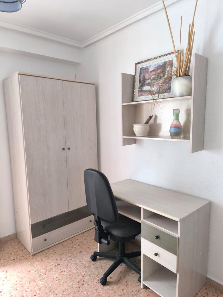 3 soveværelse Lejlighed til leje i Oliva - € 750 (Ref: 8847689)