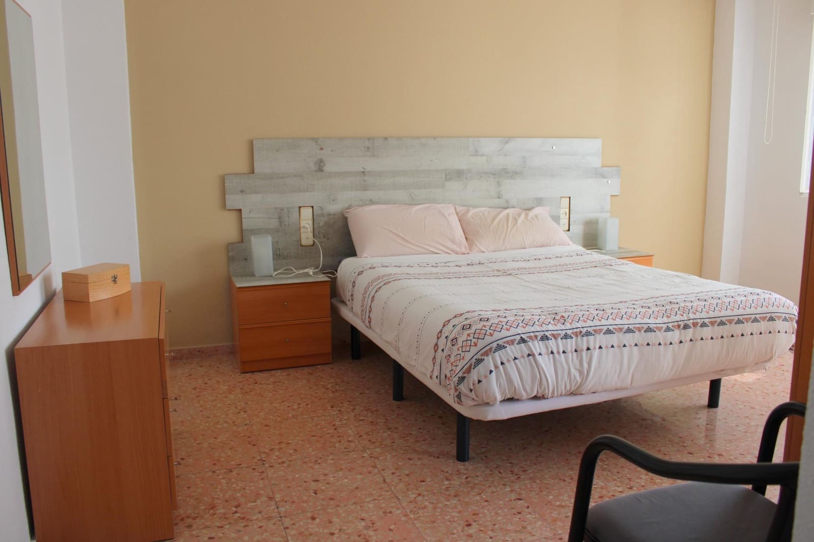 3 soveværelse Lejlighed til leje i Oliva - € 750 (Ref: 8847689)