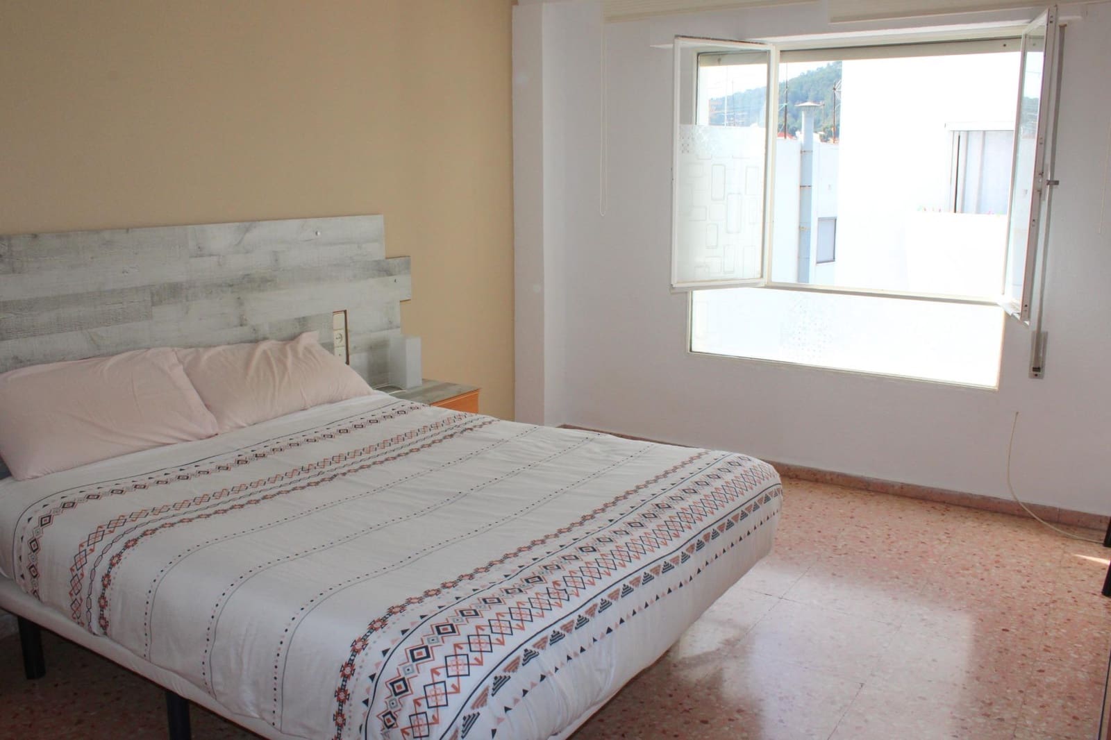 3 soveværelse Lejlighed til leje i Oliva - € 750 (Ref: 8847689)