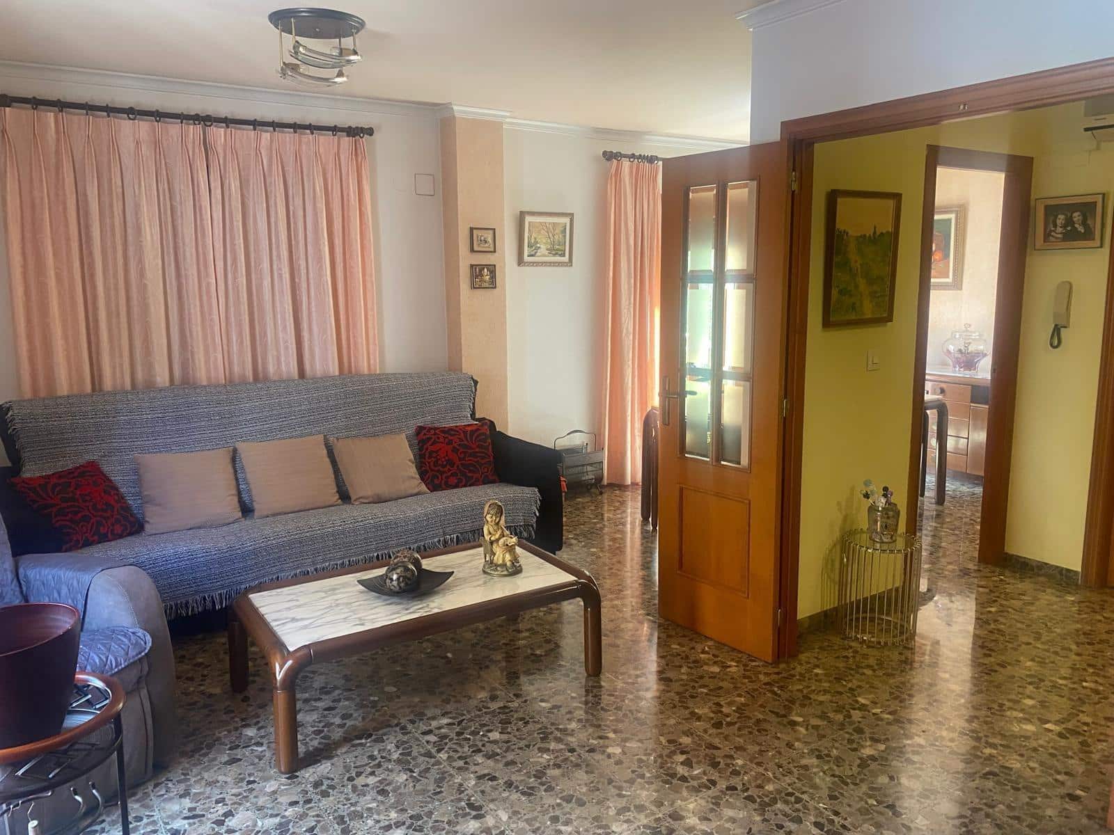 5 makuuhuone Omakotitalo myytävänä paikassa Oliva mukana 
autotalli - 262 000 € (Ref: 9116267)