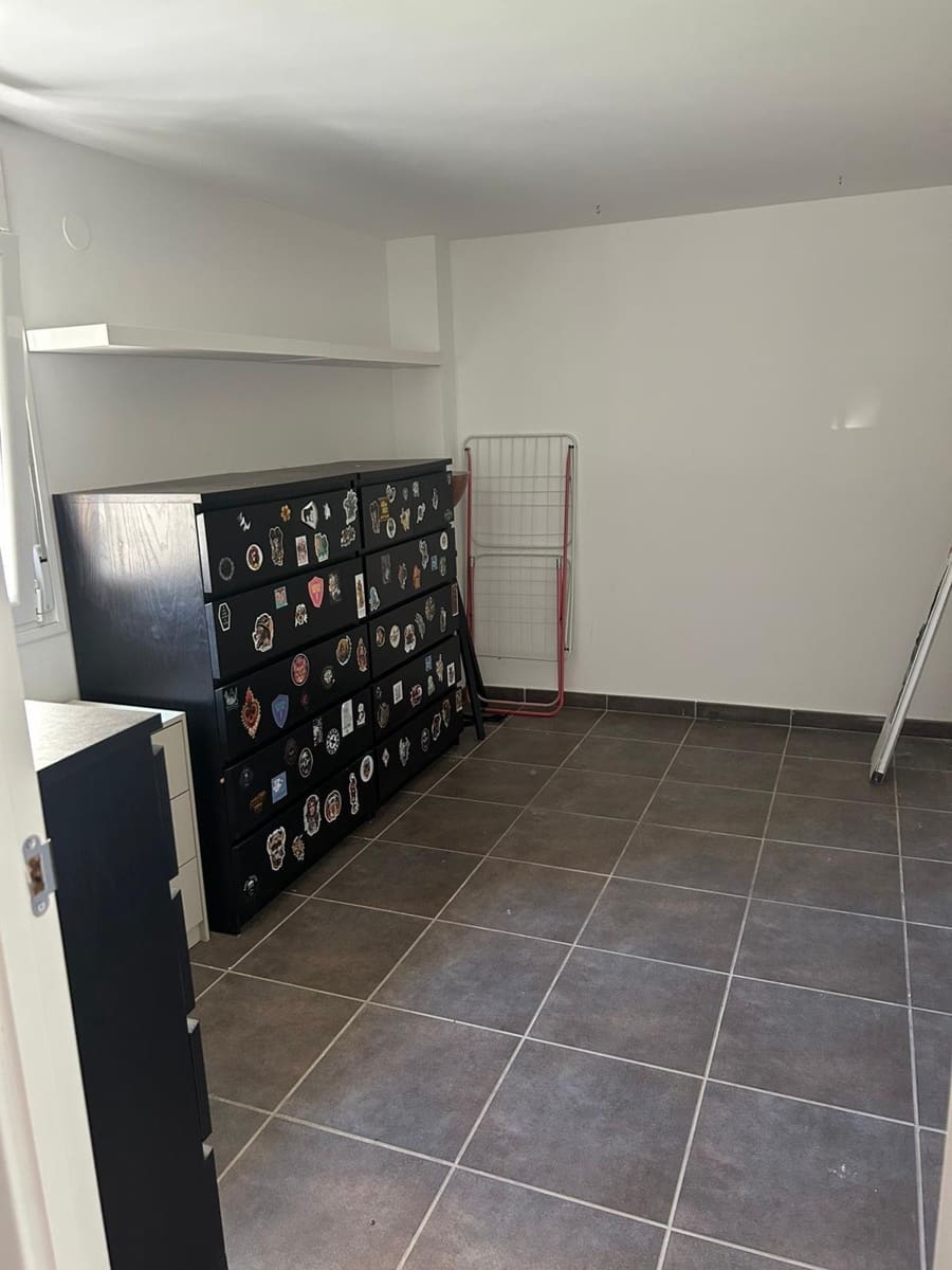 3 makuuhuone Omakotitalo vuokrattavana paikassa Oliva mukana uima-altaan 
autotalli - 1 000 € (Ref: 9356004)