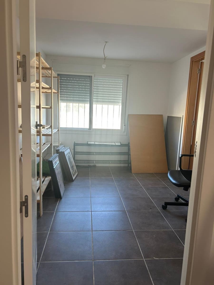 3 makuuhuone Omakotitalo vuokrattavana paikassa Oliva mukana uima-altaan 
autotalli - 1 000 € (Ref: 9356004)