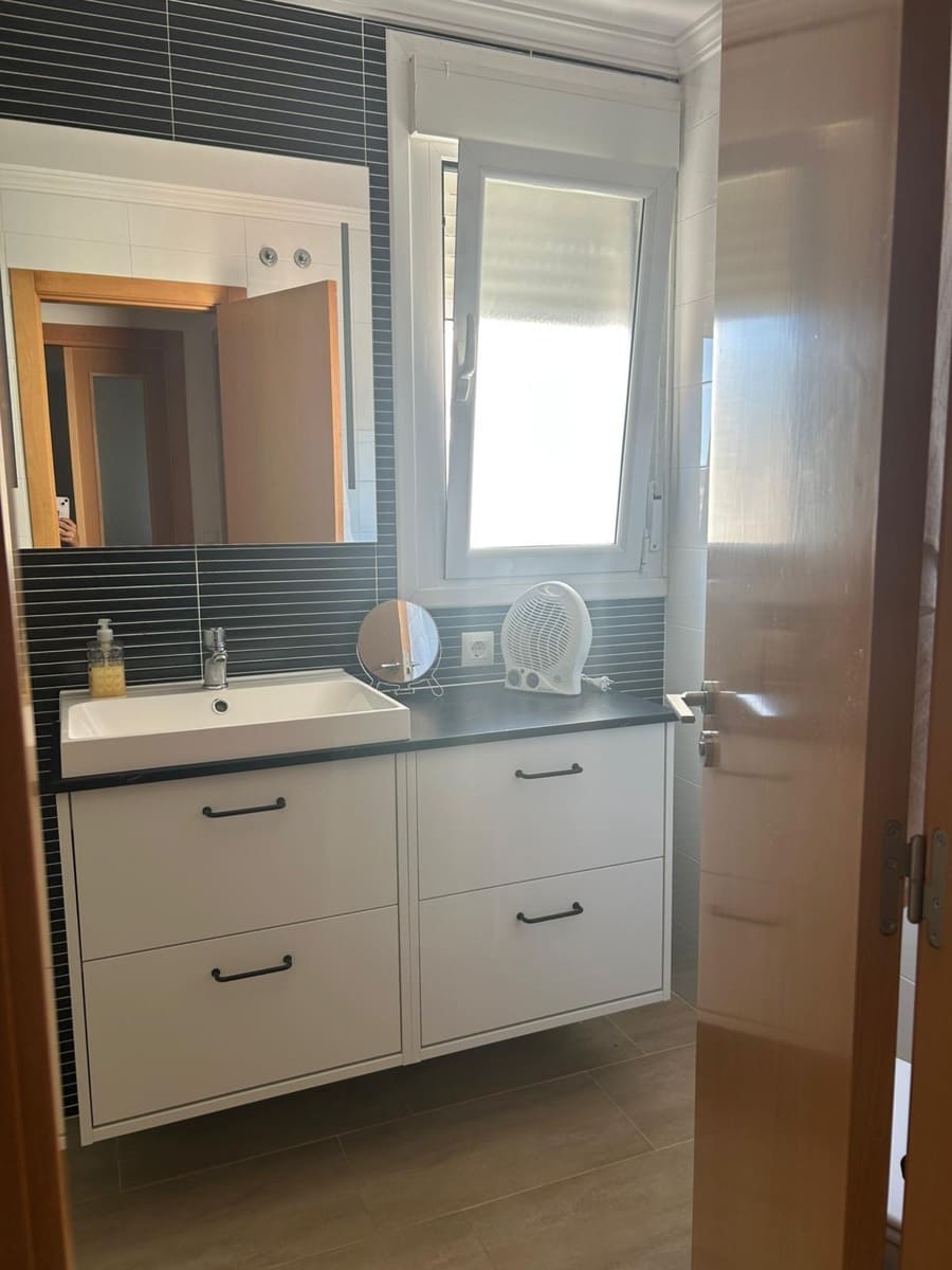 3 makuuhuone Omakotitalo vuokrattavana paikassa Oliva mukana uima-altaan 
autotalli - 1 000 € (Ref: 9356004)