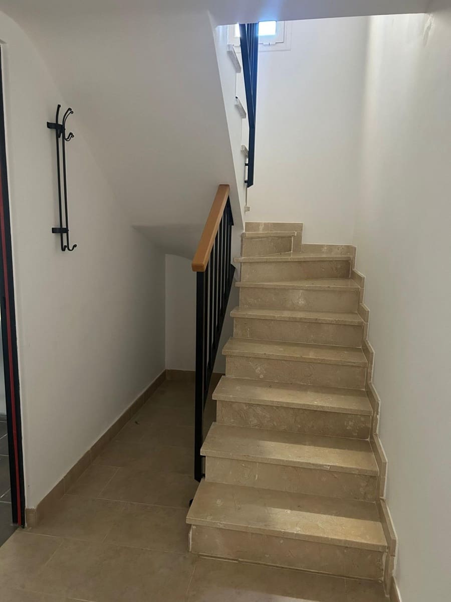 3 makuuhuone Omakotitalo vuokrattavana paikassa Oliva mukana uima-altaan 
autotalli - 1 000 € (Ref: 9356004)