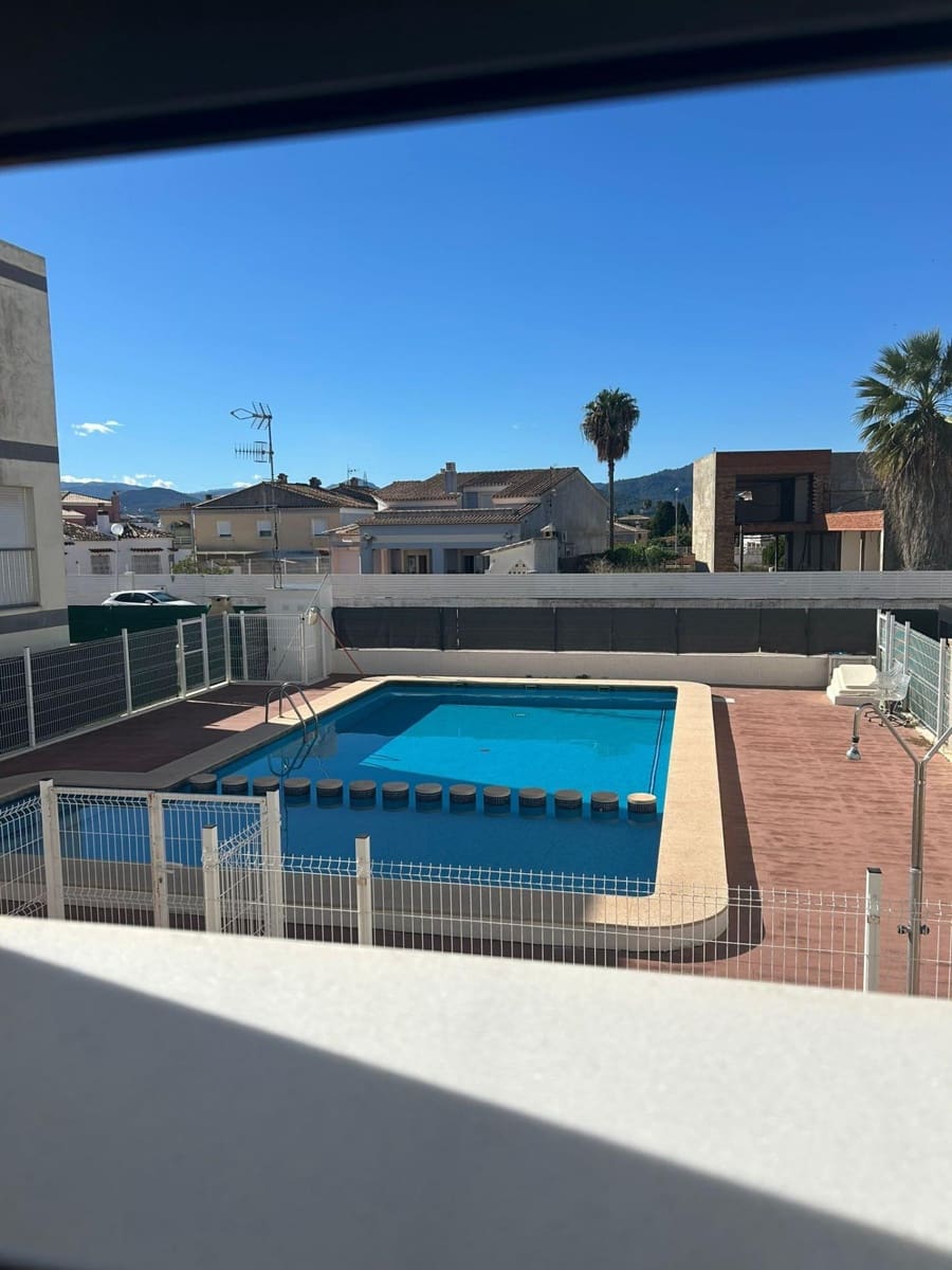 3 makuuhuone Omakotitalo vuokrattavana paikassa Oliva mukana uima-altaan 
autotalli - 1 000 € (Ref: 9356004)