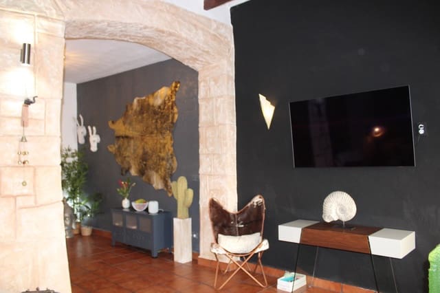Casa de 3 habitaciones en Oliva en venta - 245.000 € (Ref: 9417980)