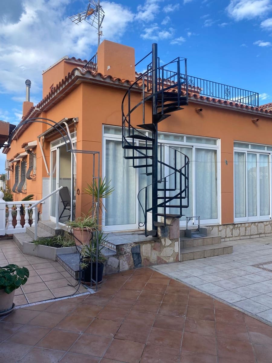 5 bedroom Villa for sale in Oliva - € 330,000 (Ref: 9431166)