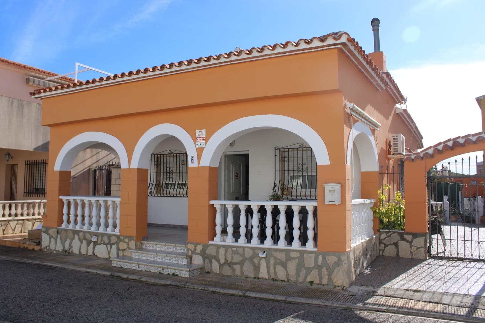 5 bedroom Villa for sale in Oliva - € 330,000 (Ref: 9431166)