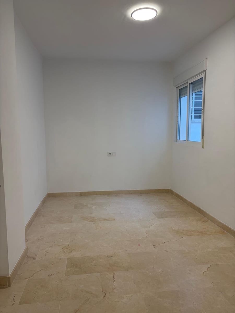 3 makuuhuone Asunto vuokrattavana paikassa Oliva mukana 
autotalli - 850 € (Ref: 9759128)