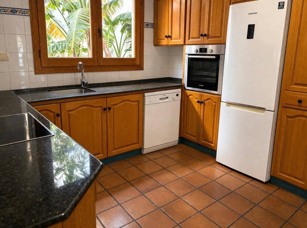 4 soverom Hus til salgs i Oliva med garasje - € 684 000 (Ref: 9762103)