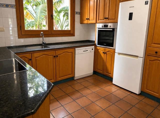 4 soverom Hus til salgs i Oliva med garasje - € 684 000 (Ref: 9762103)