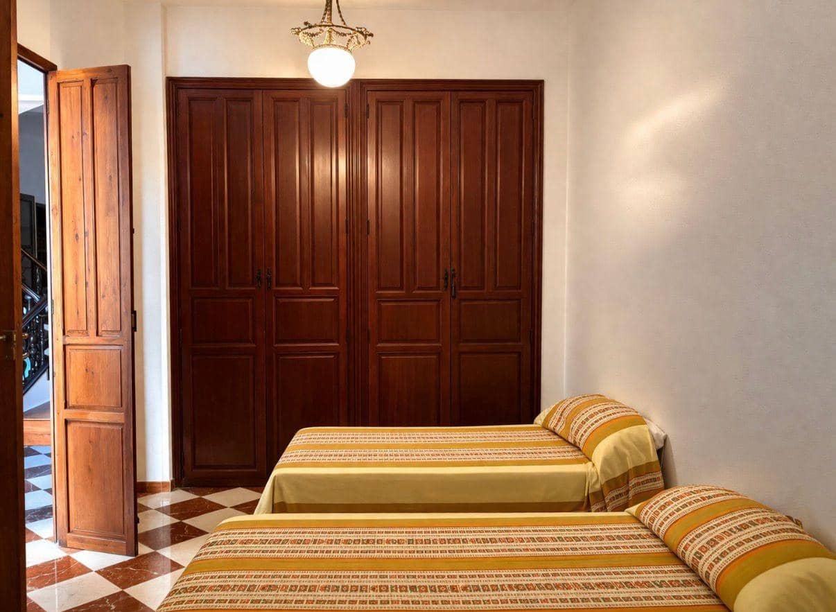 4 soverom Hus til salgs i Oliva med garasje - € 684 000 (Ref: 9762103)