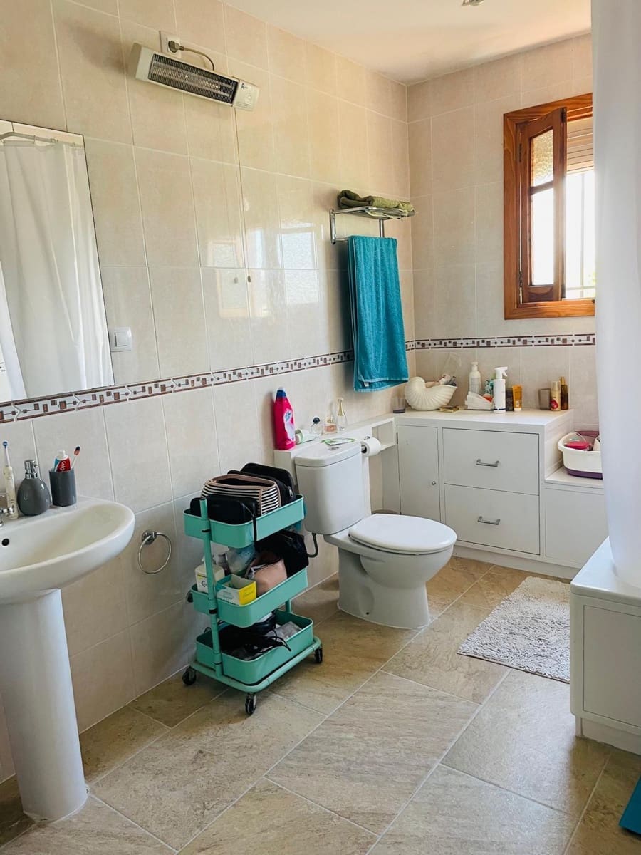 Chalet de 3 habitaciones en Oliva en alquiler con garaje - 2.500 € (Ref: 9780725)