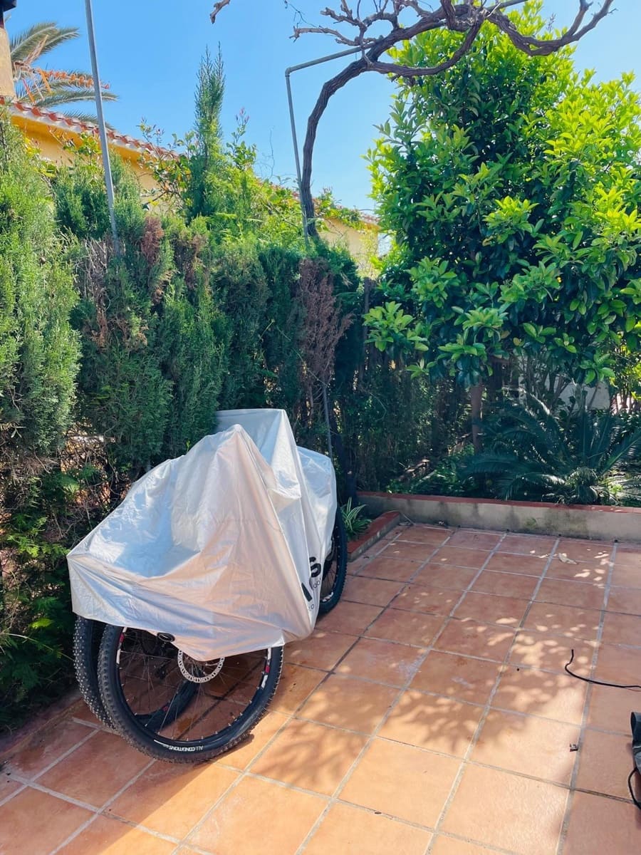 Chalet de 3 habitaciones en Oliva en alquiler con garaje - 2.500 € (Ref: 9780725)