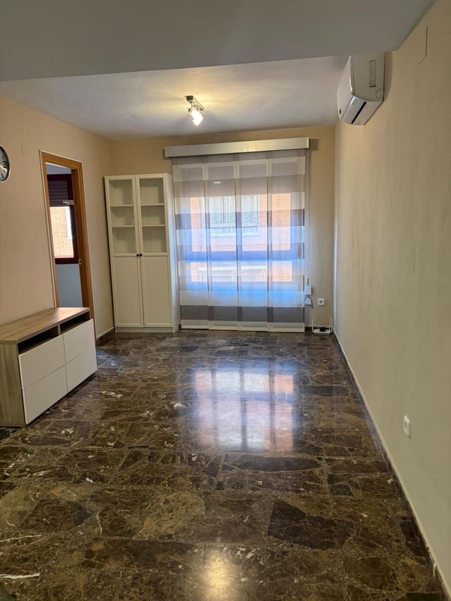 2 bedroom Flat for rent in Oliva with garage - € 800 (Ref: 9839460)