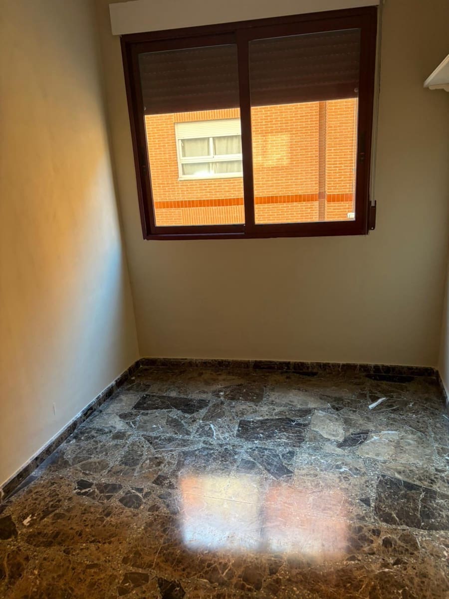 2 bedroom Flat for rent in Oliva with garage - € 800 (Ref: 9839460)