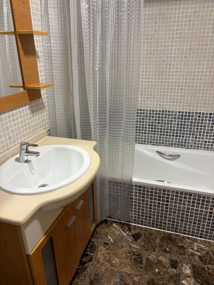2 bedroom Flat for rent in Oliva with garage - € 800 (Ref: 9839460)