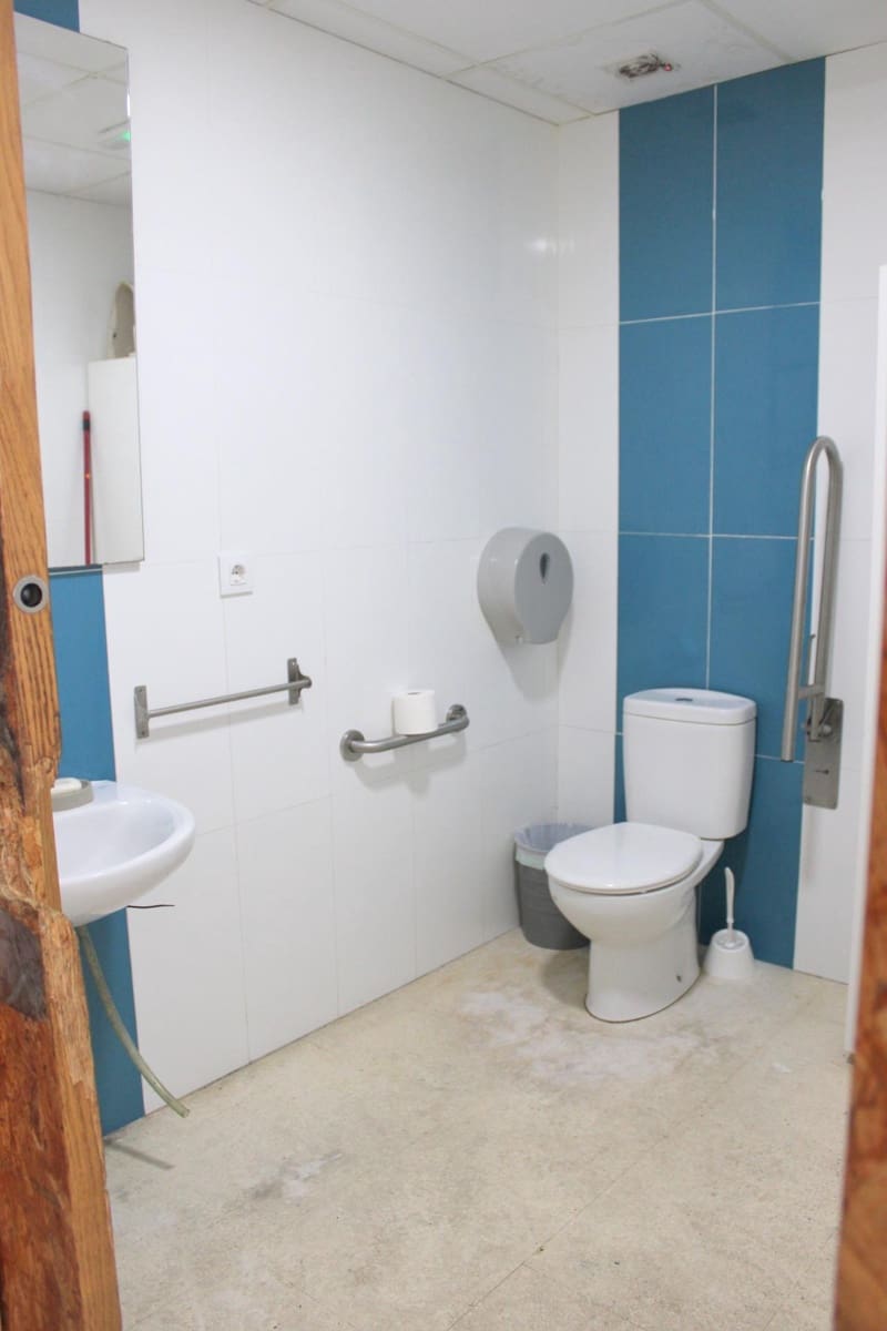 Commercial for sale in Oliva - € 230,000 (Ref: 9876581)