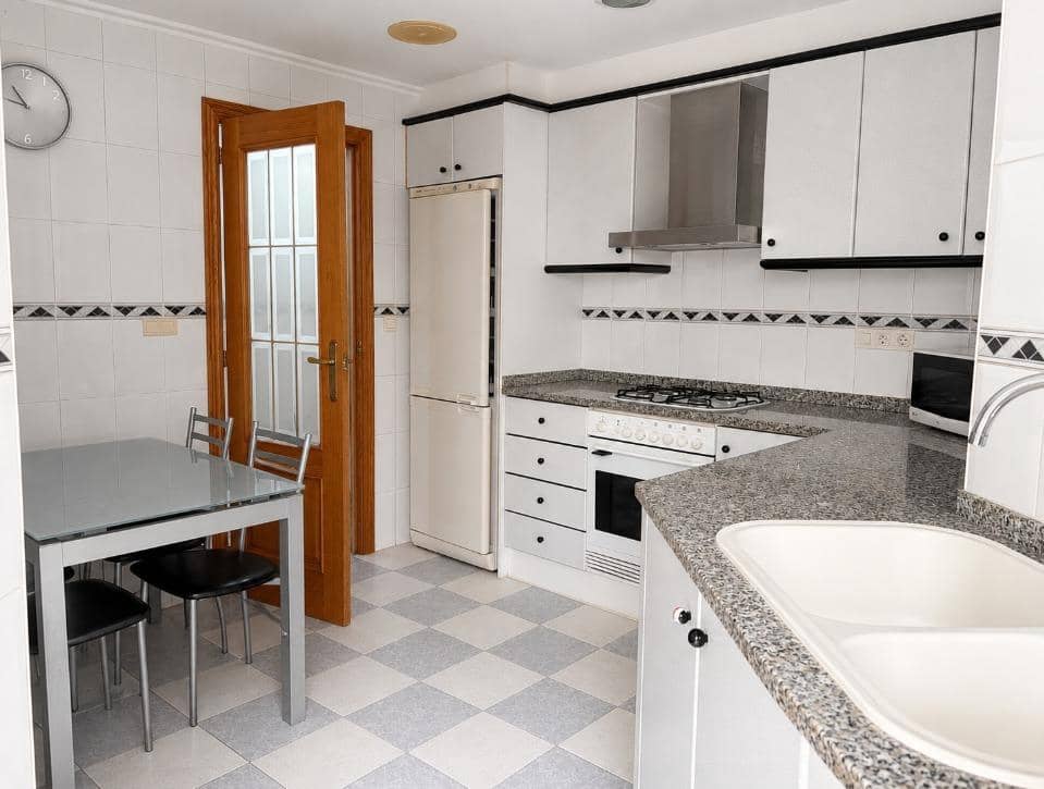 3 bedroom Flat for rent in Oliva with garage - € 900 (Ref: 9898965)