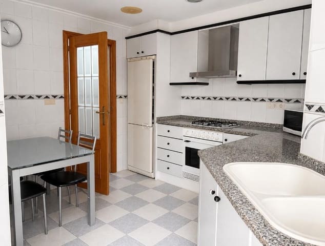 3 soveværelse Lejlighed til leje i Oliva med garage - € 900 (Ref: 9898965)