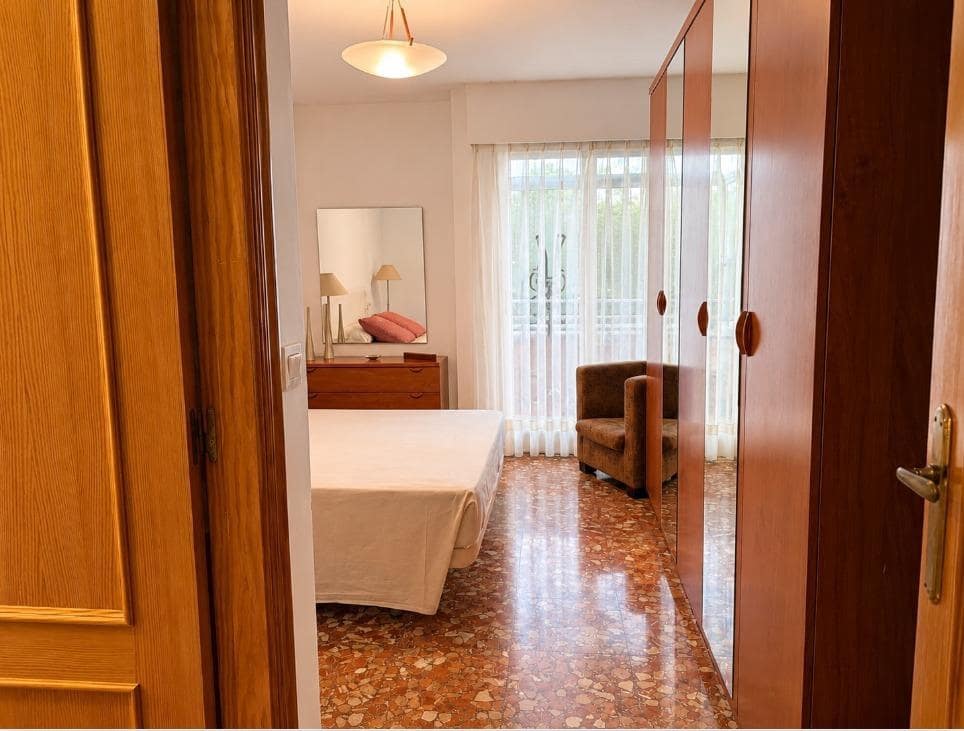 3 bedroom Flat for rent in Oliva with garage - € 900 (Ref: 9898965)