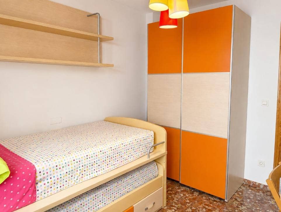3 bedroom Flat for rent in Oliva with garage - € 900 (Ref: 9898965)