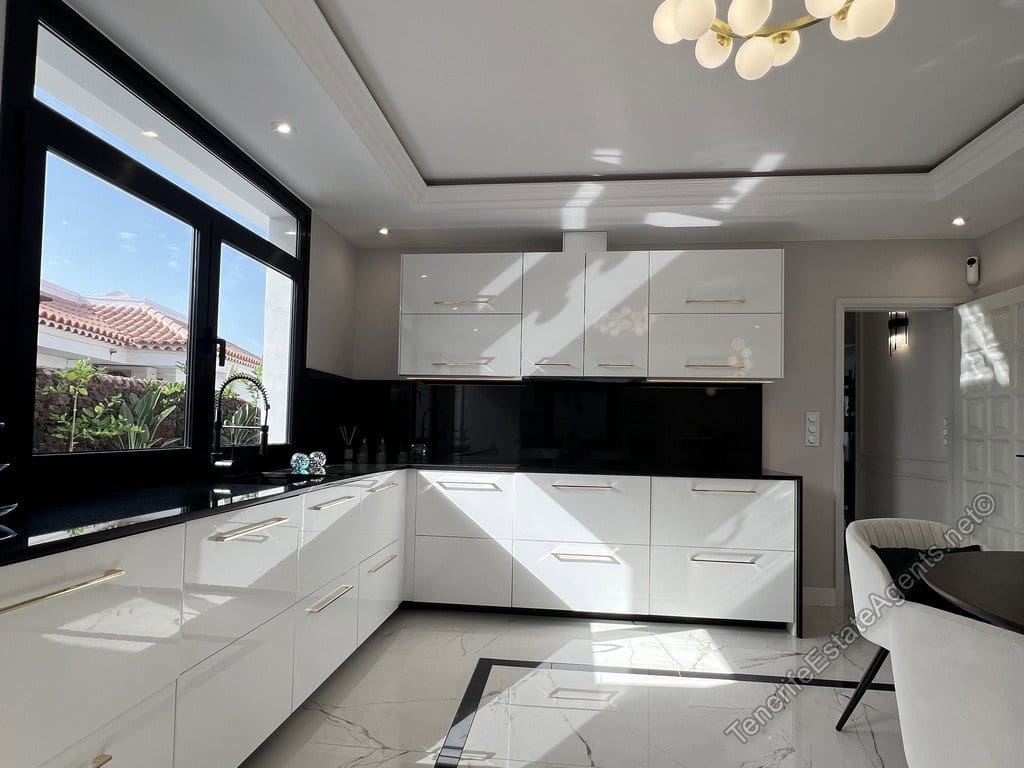 4 slaapkamer Villa te koop in San Eugenio met zwembad garage - € 2.600.000 (Ref: 10100569)