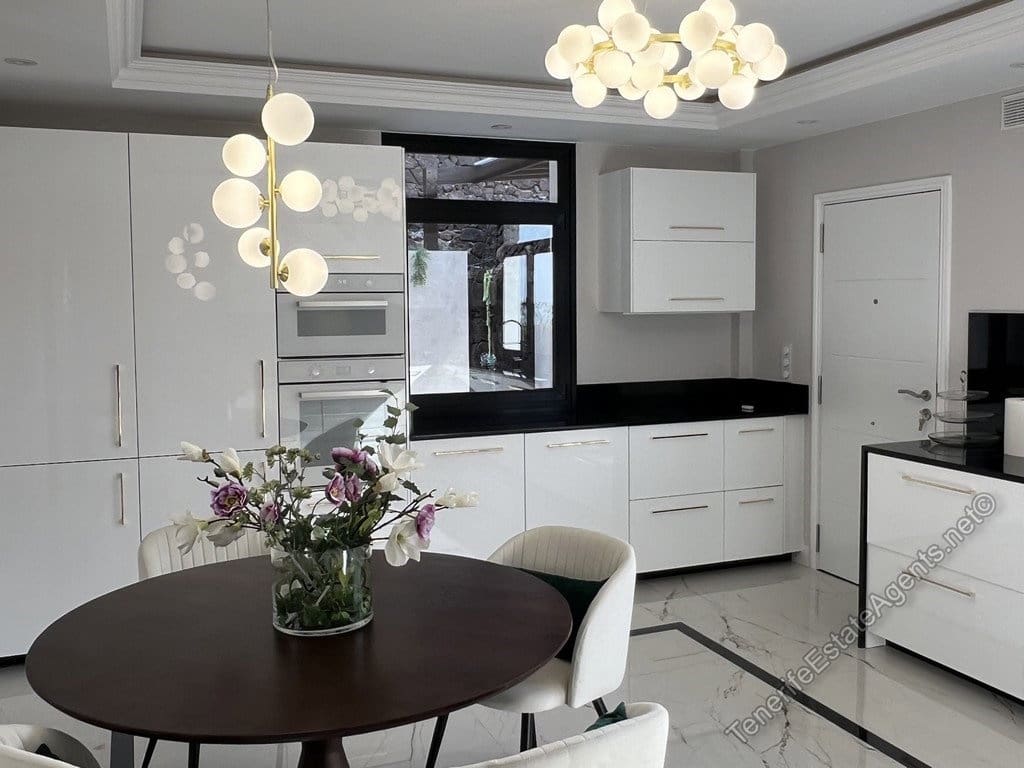 4 slaapkamer Villa te koop in San Eugenio met zwembad garage - € 2.600.000 (Ref: 10100569)
