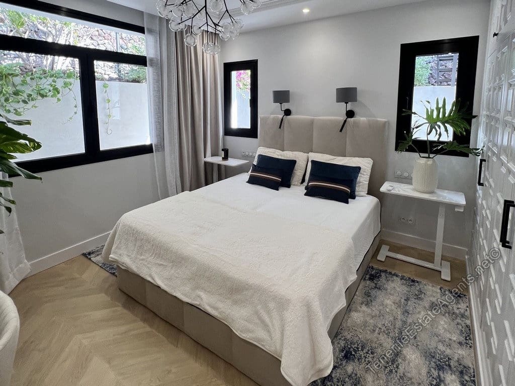 4 slaapkamer Villa te koop in San Eugenio met zwembad garage - € 2.600.000 (Ref: 10100569)